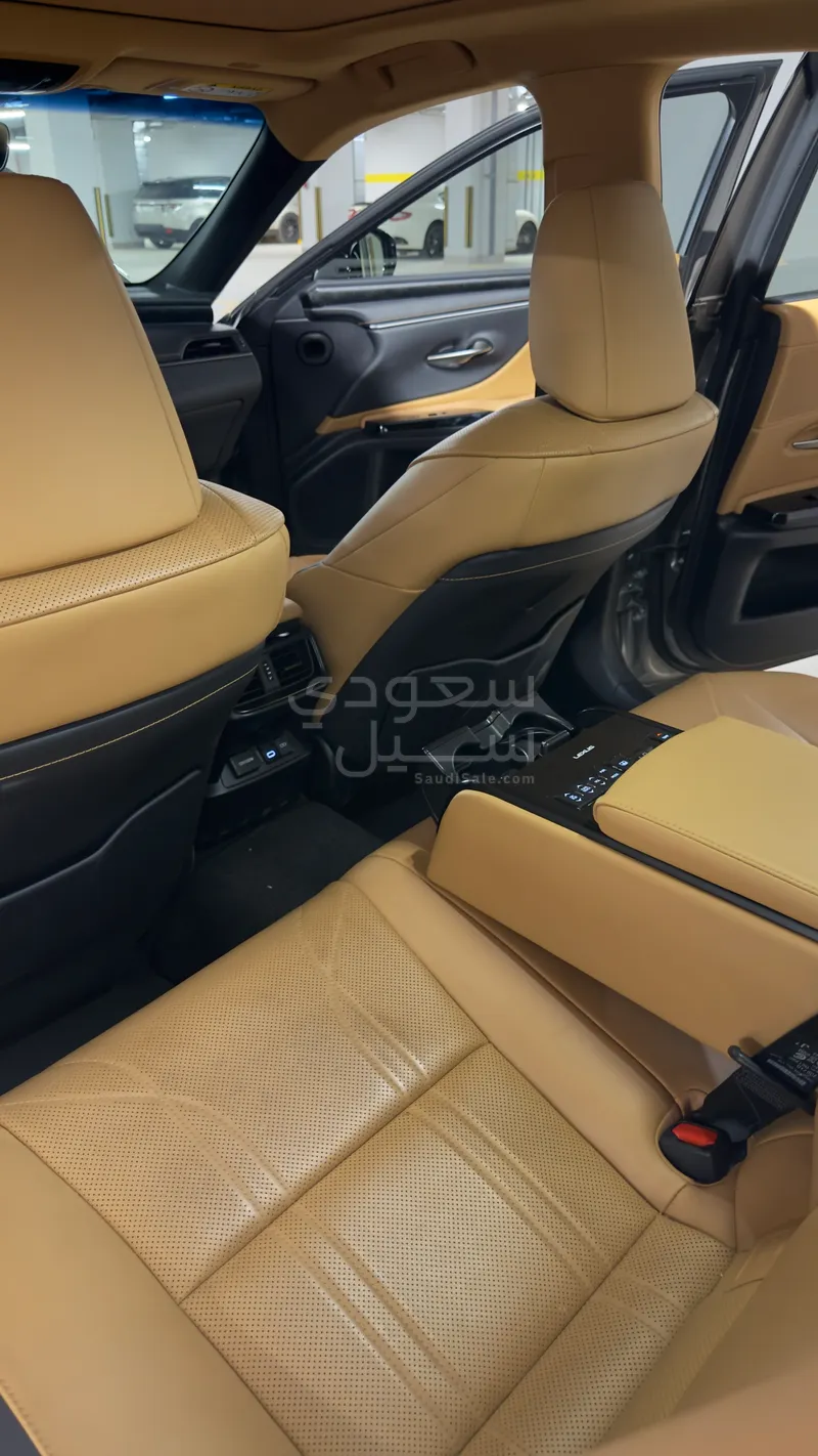2023 لكزس إي إس 350