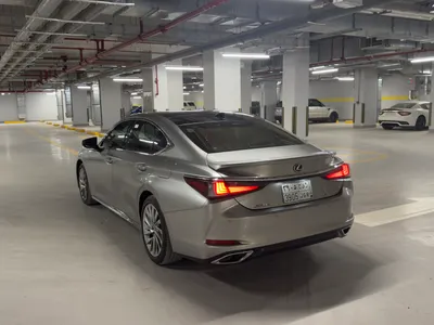 2023 لكزس إي إس 350